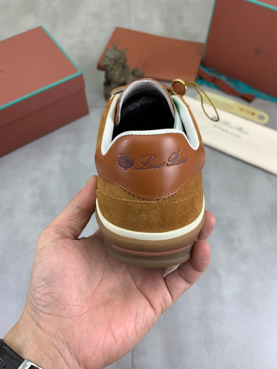 Men's men's shoes 💰P580 New model 💰 The latest casual shoes Loro Piana 💯 Top grade 💯 Buy the original copy 💯 Founded the existing Loro Piana company on April 24, 1924. It is the sixth generation of family operation, providing the best quality products to customers who are discerning about taste and quality. Imported original fly woven fabric with cowhide fabric, plain calfskin lining, hand-stitched thread with cowhide feet, original packaging, high-end outsole, size: 38-45 (custom-made for 46), 5️⃣ colors available
